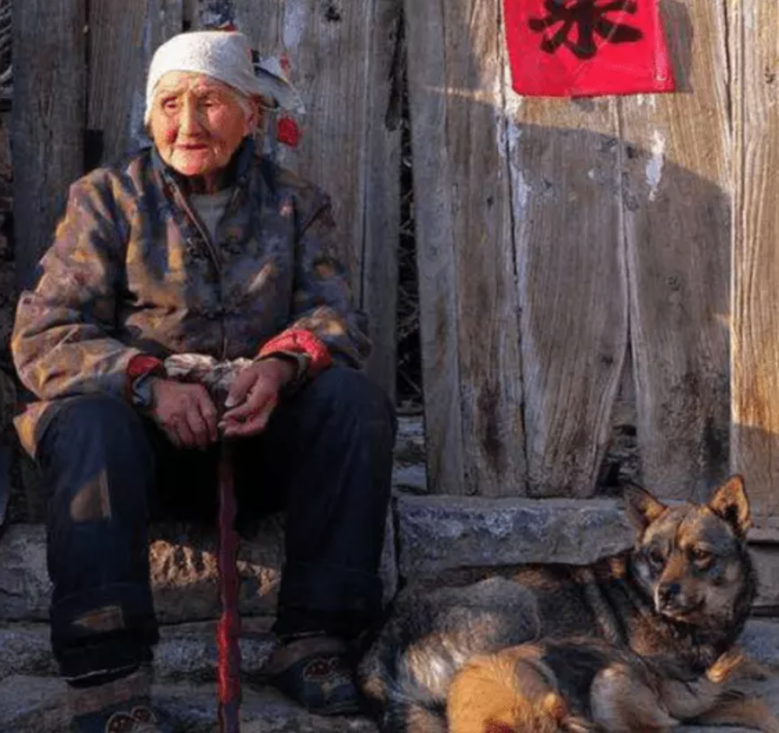 Ăn một bát dưa muối trong vài ngày, bà lão mất đi để lại số tiền 6 người đếm không xuể - Ảnh 1