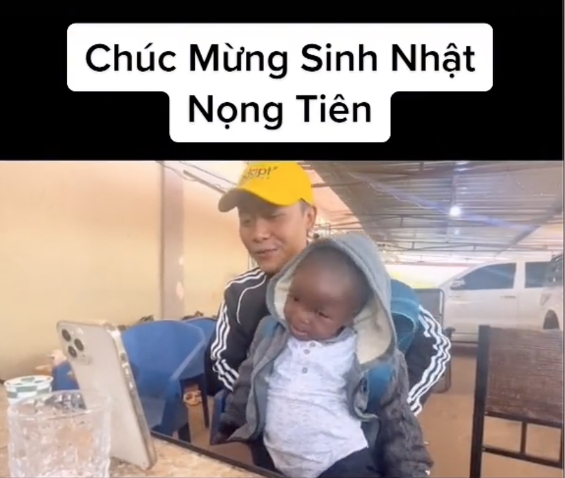 Quang Linh Vlogs và Lôi Con hát “Chúc mừng sinh nhật” tặng hoa hậu Thuỳ Tiên - Ảnh 1