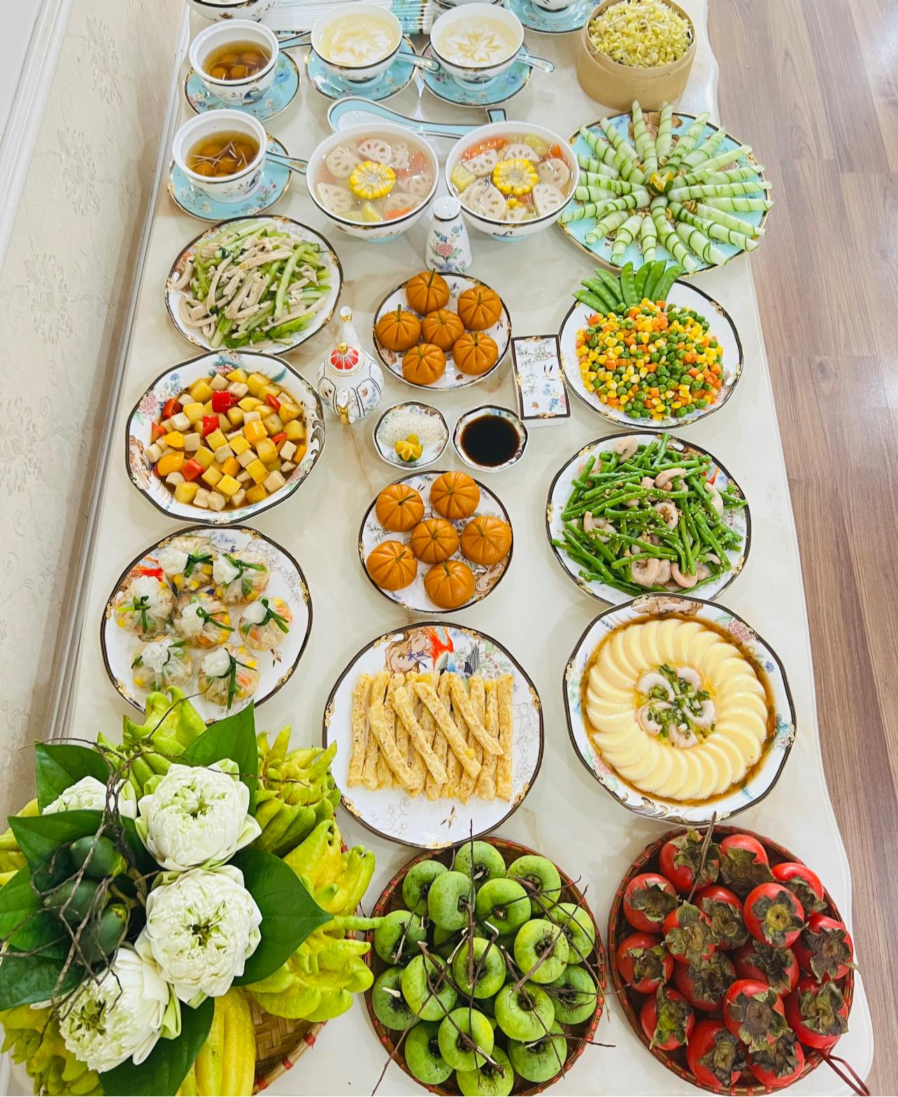 Ngắm những mâm cỗ cúng Rằm tháng 7 đẹp xuất sắc của chị em yêu bếp - Ảnh 1