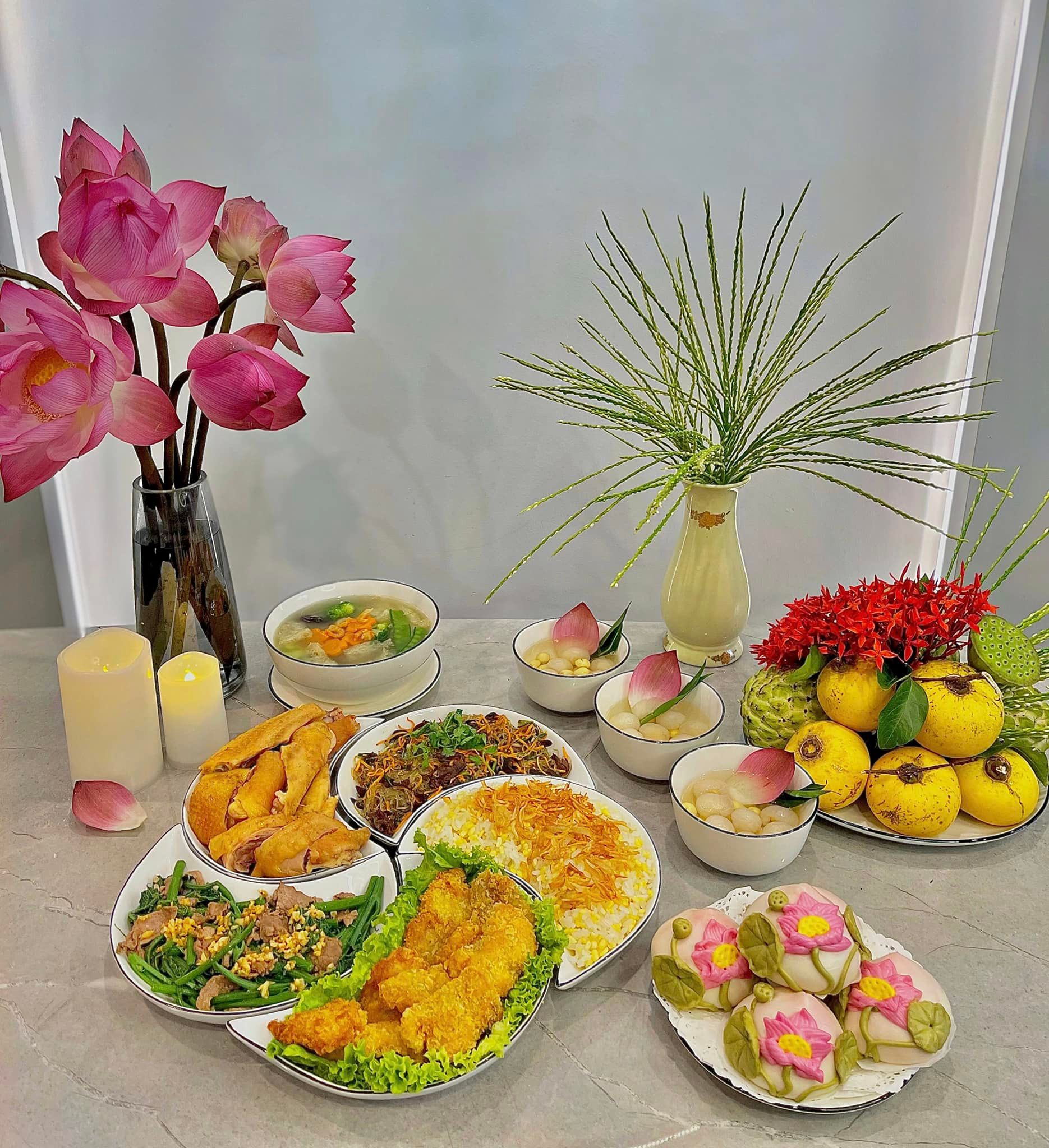 Ngắm những mâm cỗ rúng Rằm tháng 7 đẹp xuất sắc của chị em yêu bếp - Ảnh 2