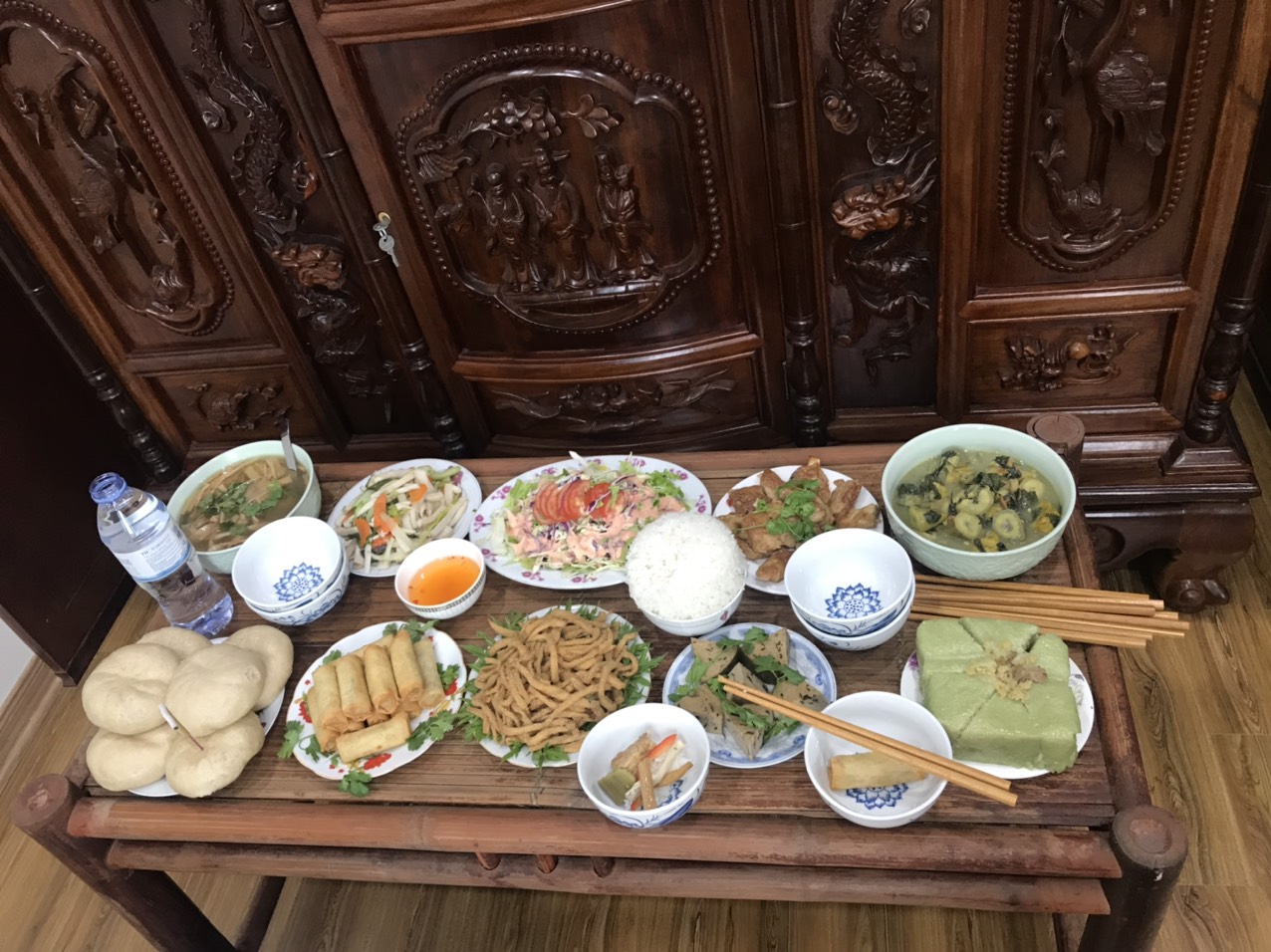 Ngắm những mâm cỗ rúng Rằm tháng 7 đẹp xuất sắc của chị em yêu bếp - Ảnh 1