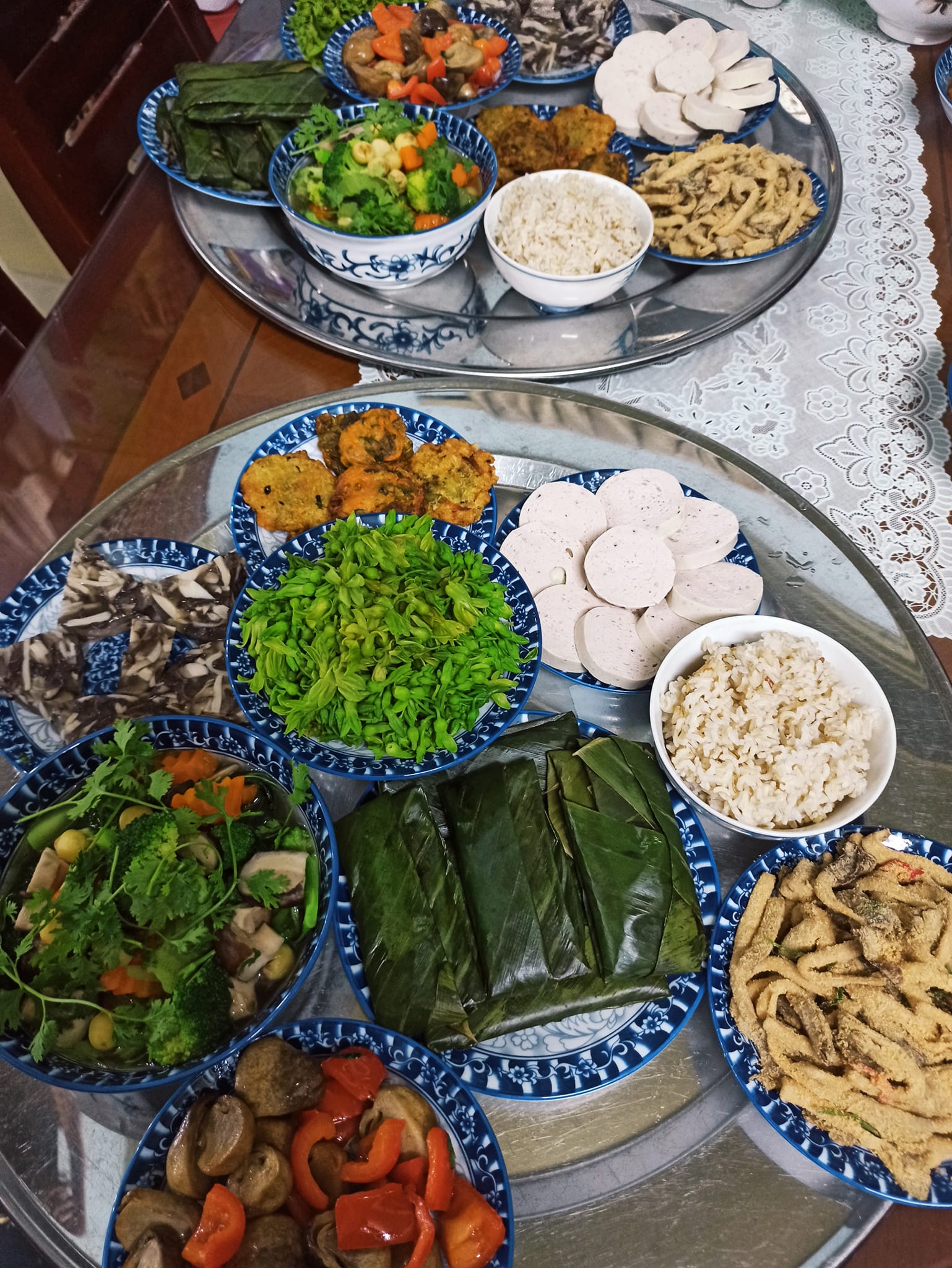 Ngắm những mâm cỗ rúng Rằm tháng 7 đẹp xuất sắc của chị em yêu bếp - Ảnh 2