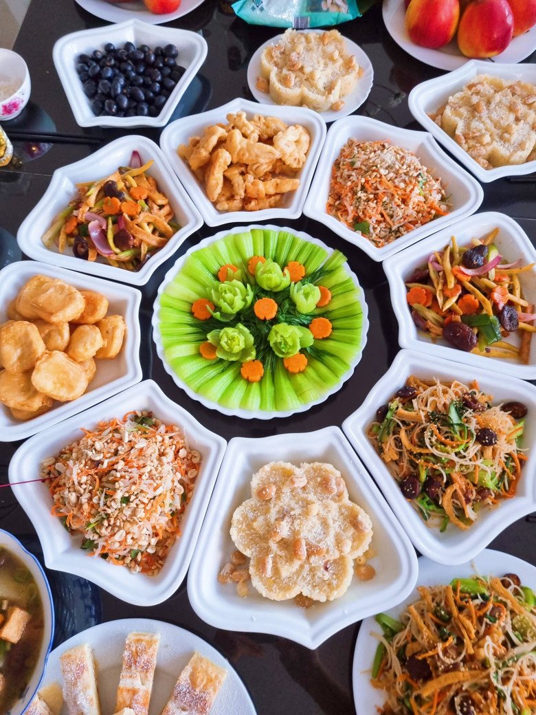 Ngắm những mâm cỗ rúng Rằm tháng 7 đẹp xuất sắc của chị em yêu bếp - Ảnh 1