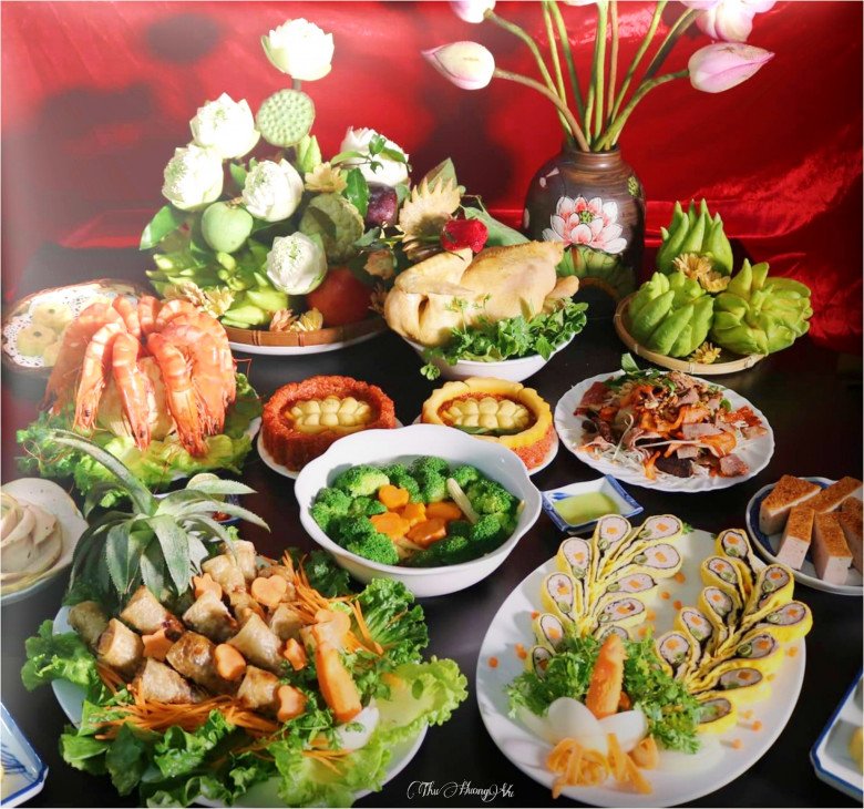 Ngắm những mâm cỗ rúng Rằm tháng 7 đẹp xuất sắc của chị em yêu bếp - Ảnh 1