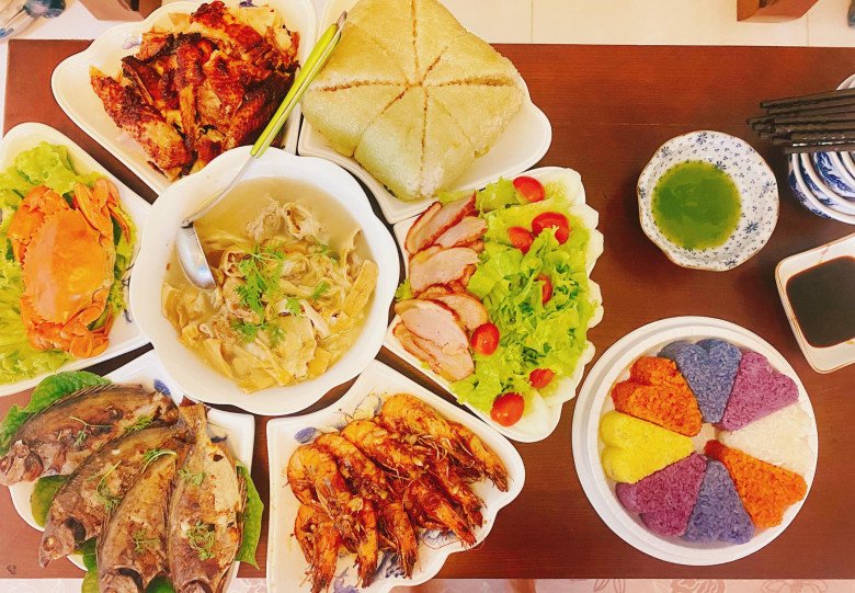 Ngắm những mâm cỗ rúng Rằm tháng 7 đẹp xuất sắc của chị em yêu bếp - Ảnh 1