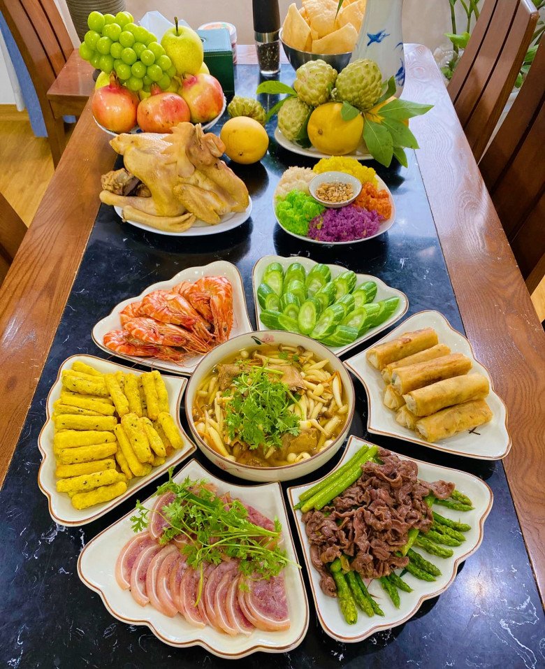 Ngắm những mâm cỗ rúng Rằm tháng 7 đẹp xuất sắc của chị em yêu bếp - Ảnh 1