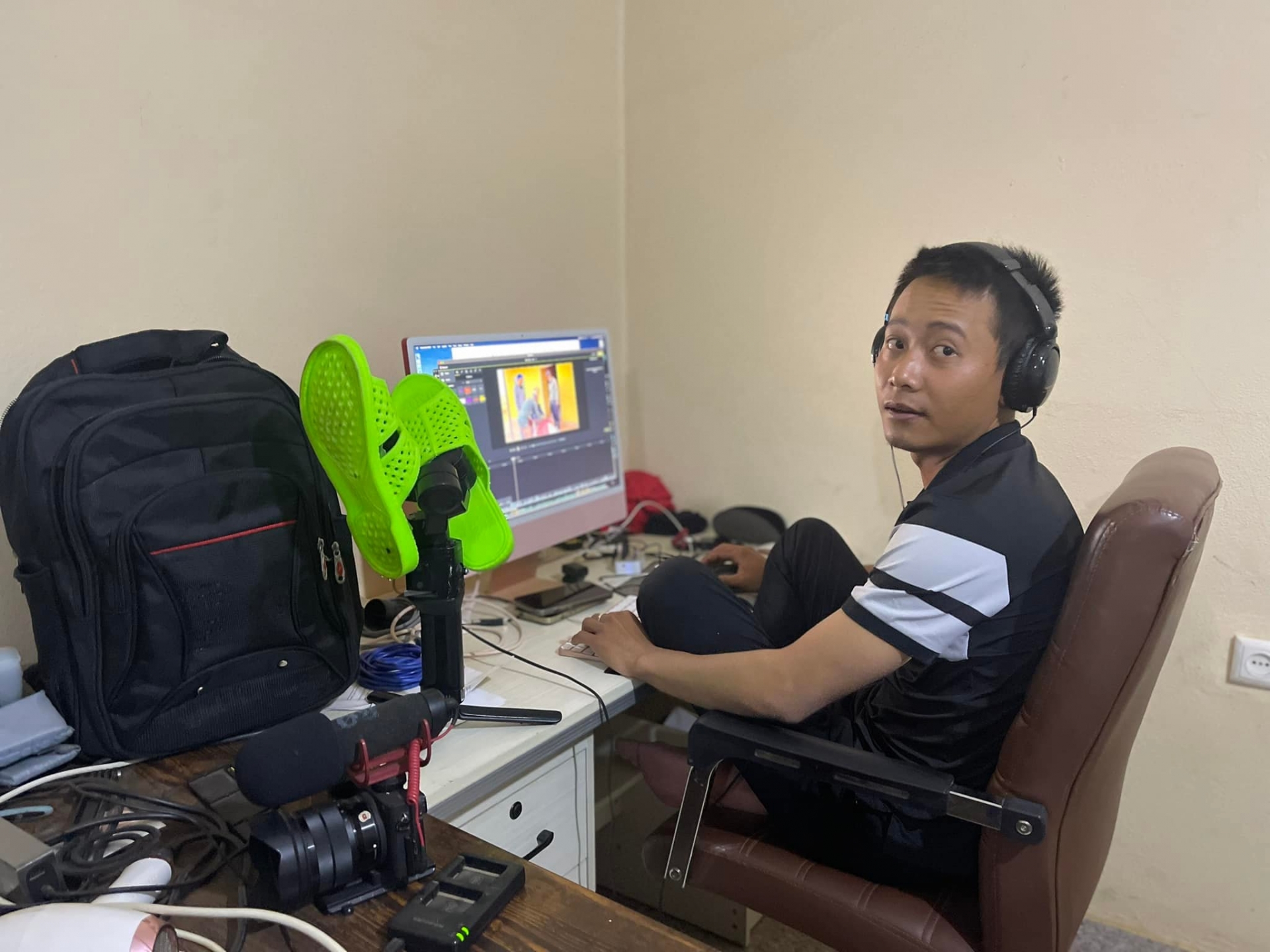 Quang Linh Vlogs bị “bắt quả tang”khi đang nâng niu “kỷ vật” Nọng Tiên để lại - Ảnh 3