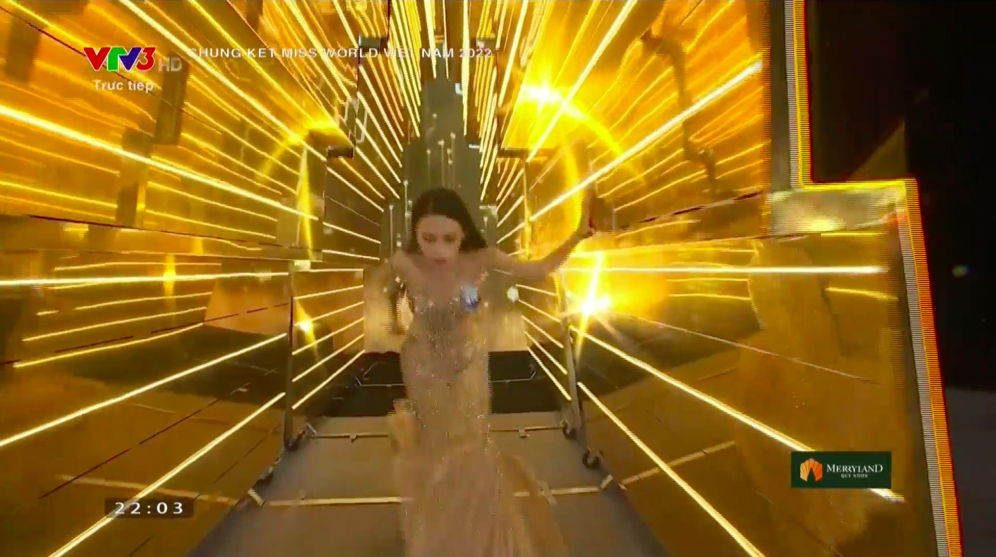 SBD 419 Ngọc Hằng suýt ngã khi thực hiện phần thi trang phục dạ hội tại Miss World Vietnam 2022 - Ảnh 1