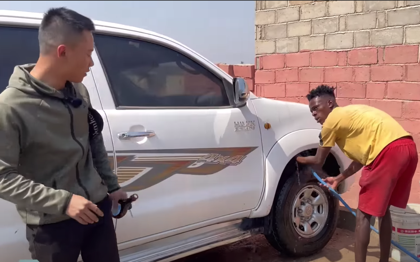 Quang Linh Vlogs “bị tố” dùng nước súc miệng cai thuốc lá, fan tò mò lý do vì ai? - Ảnh 1