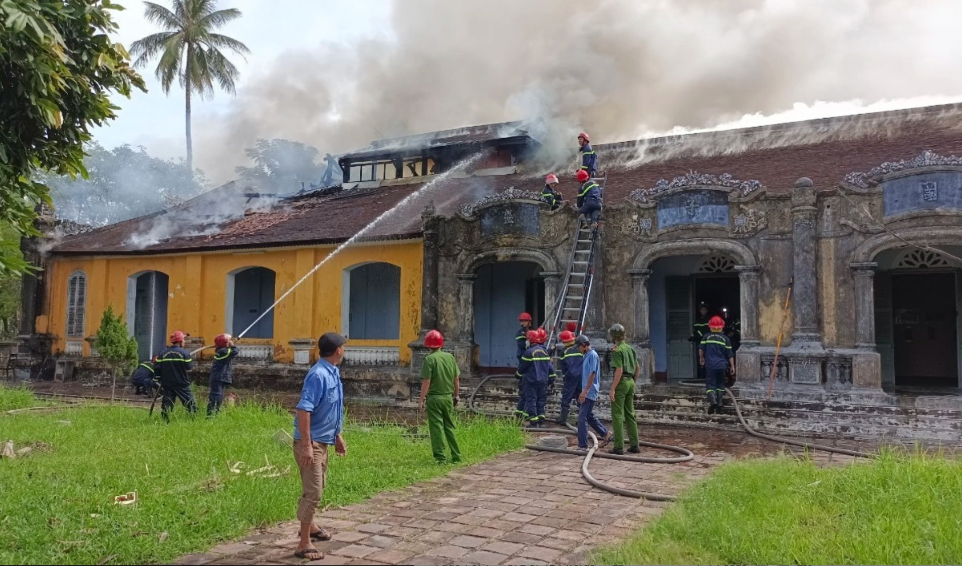 Cháy lớn ở Bảo tàng Lịch sử thuộc khu di tích Quốc Tử Giám ở Huế - Ảnh 1