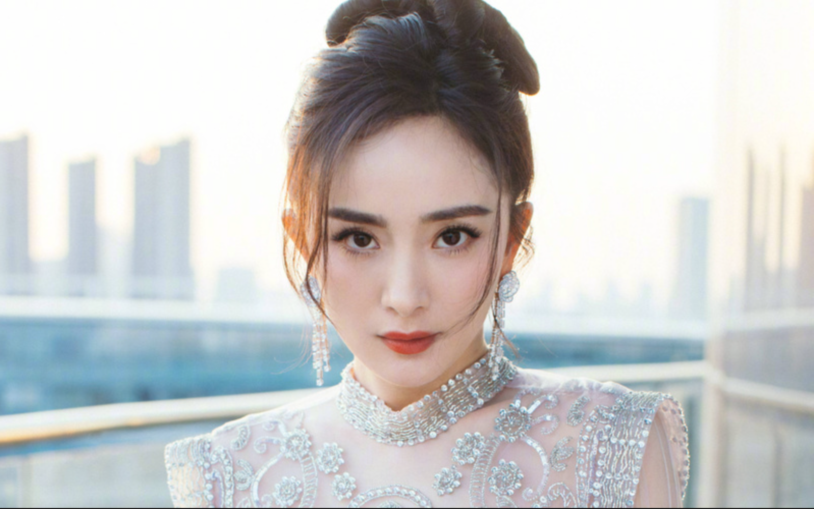 Dương Mịch bị người hâm mộ chỉ trích vì có hành động khiếm nhã với đồng nghiệp nam