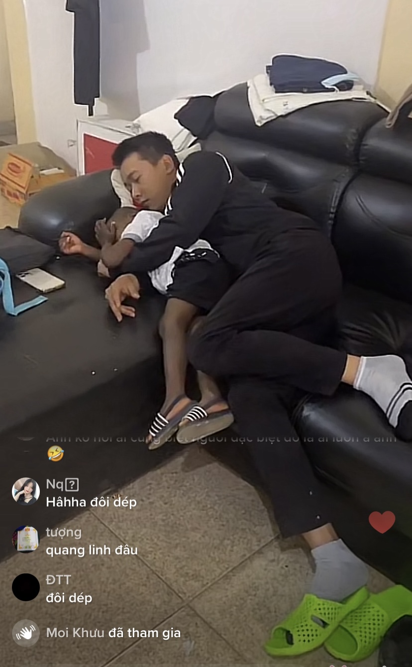 Quang Linh Vlogs trở thành nạn nhân của trò đùa “đừng ngủ khi bạn thân còn thức” - Ảnh 1