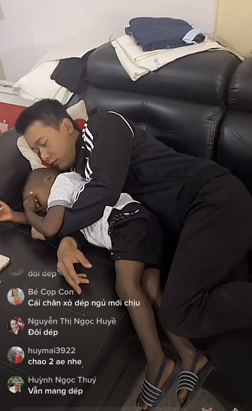 Quang Linh Vlogs trở thành nạn nhân của trò đùa “đừng ngủ khi bạn thân còn thức” - Ảnh 2