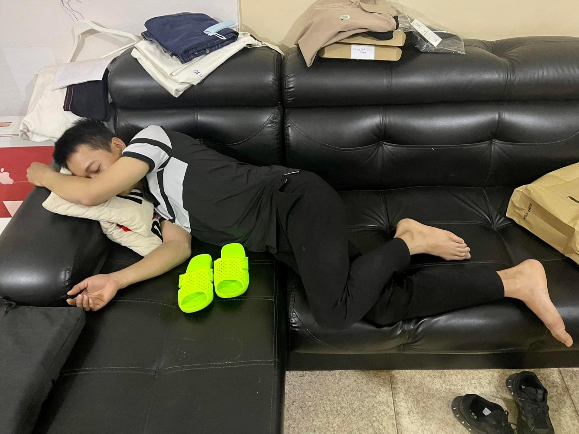 Quang Linh Vlogs trở thành nạn nhân của trò đùa “đừng ngủ khi bạn thân còn thức” - Ảnh 3