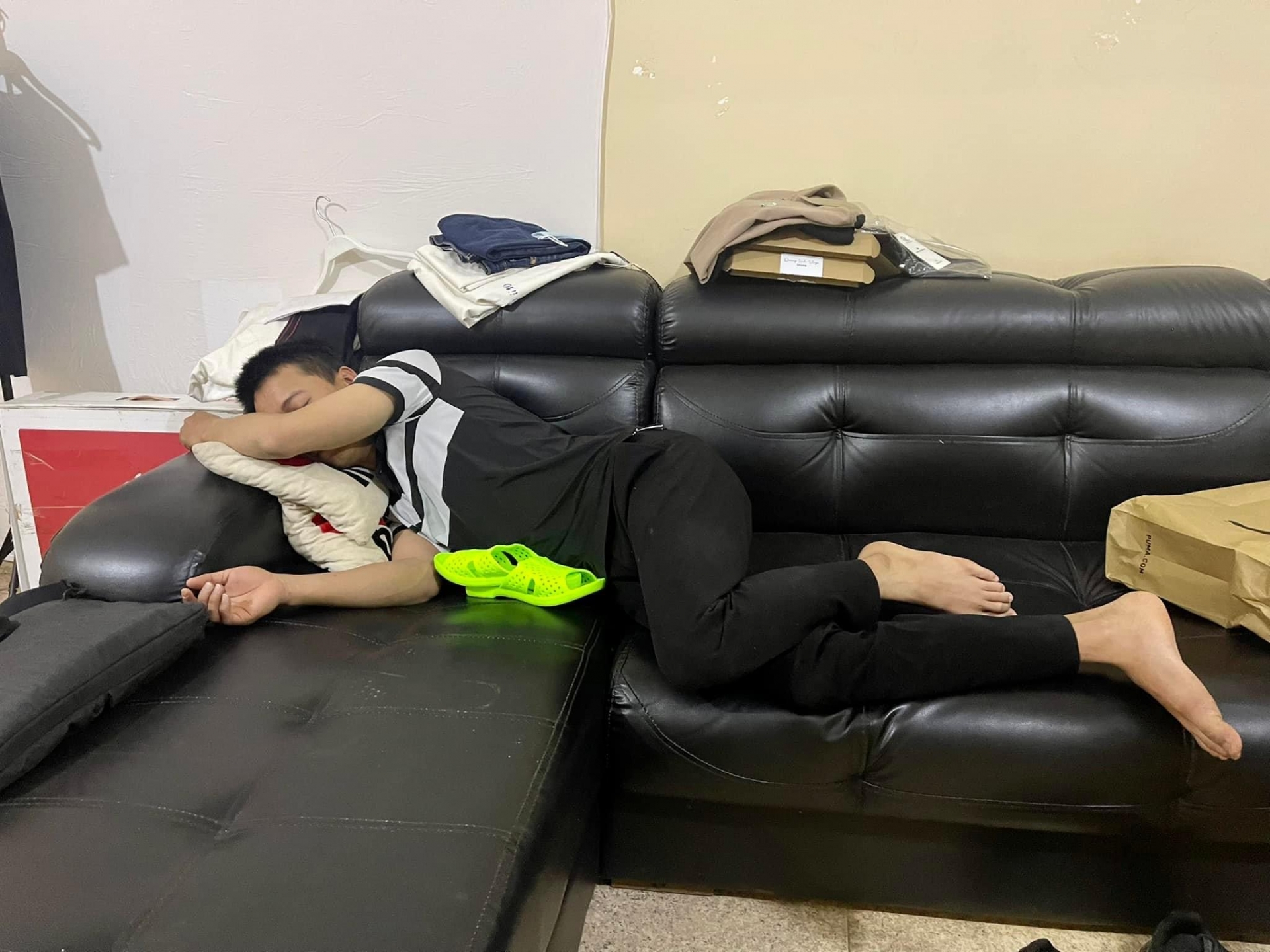 Quang Linh Vlogs trở thành nạn nhân của trò đùa “đừng ngủ khi bạn thân còn thức” - Ảnh 4