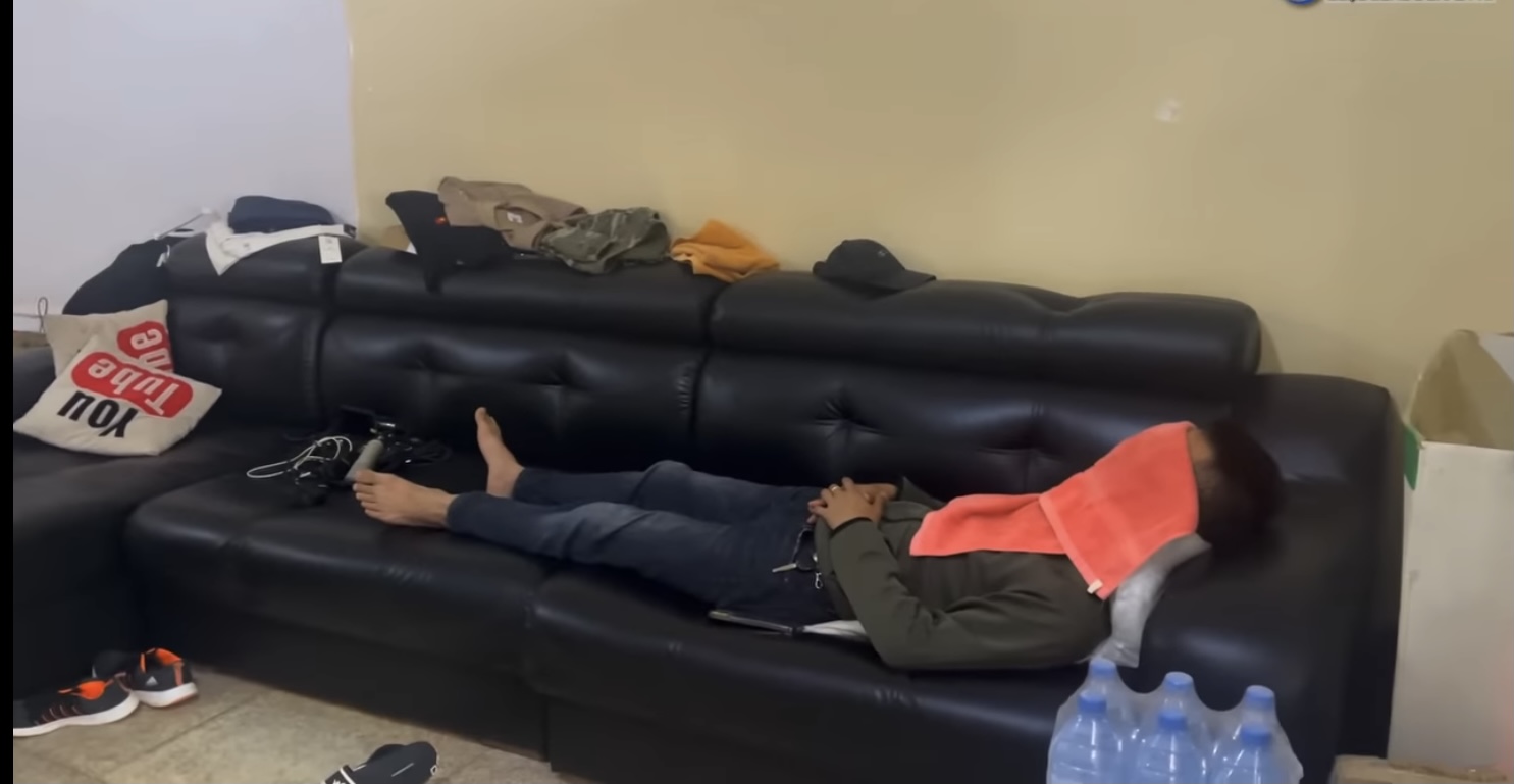 Quang Linh Vlogs trở thành nạn nhân của trò đùa “đừng ngủ khi bạn thân còn thức” - Ảnh 6