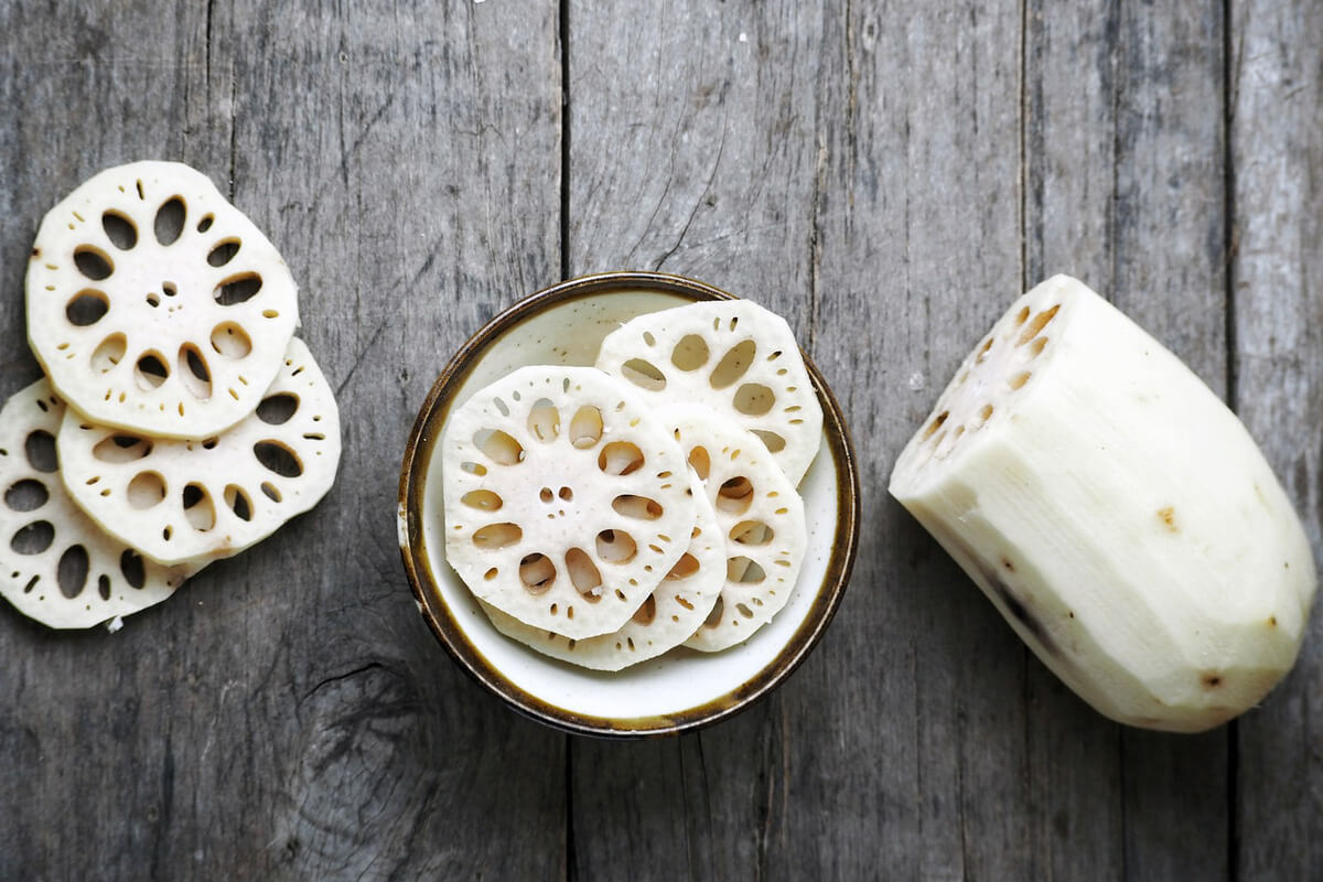 Cách nấu canh sườn củ sen mềm thơm, thanh mát cho bữa cơm những ngày nóng nực - Ảnh 1