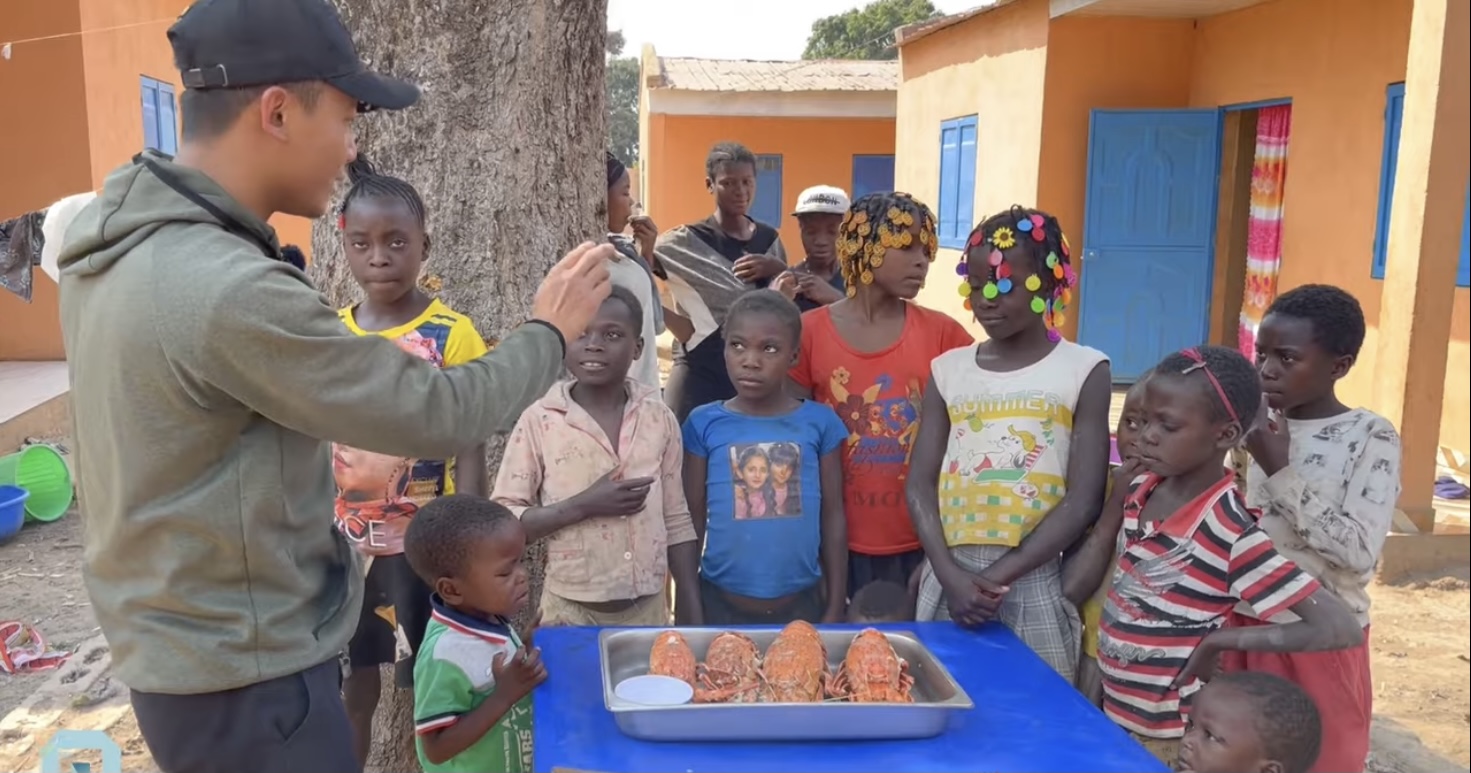 Quang Linh Vlogs chê Lôi Con kém sang, ăn tôm hùm chẳng khác gì đùi gà