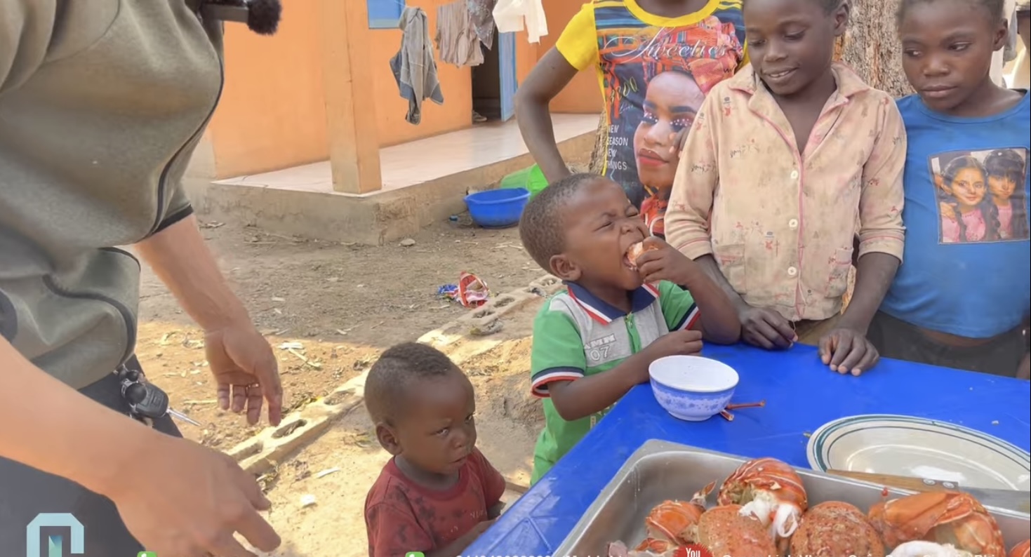 Quang Linh Vlogs chê Lôi Con kém sang, ăn tôm hùm chẳng khác gì đùi gà - Ảnh 6