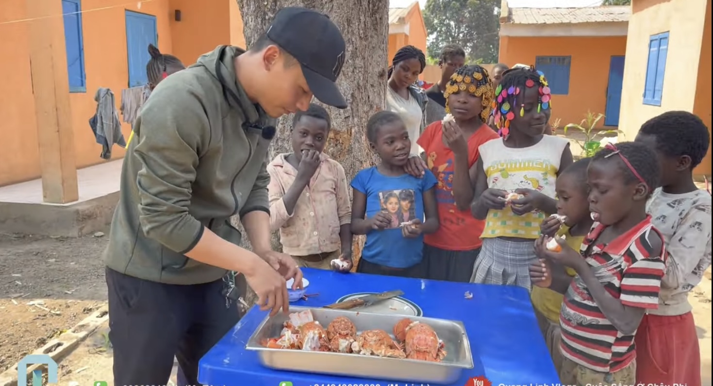 Quang Linh Vlogs chê Lôi Con kém sang, ăn tôm hùm chẳng khác gì đùi gà - Ảnh 7
