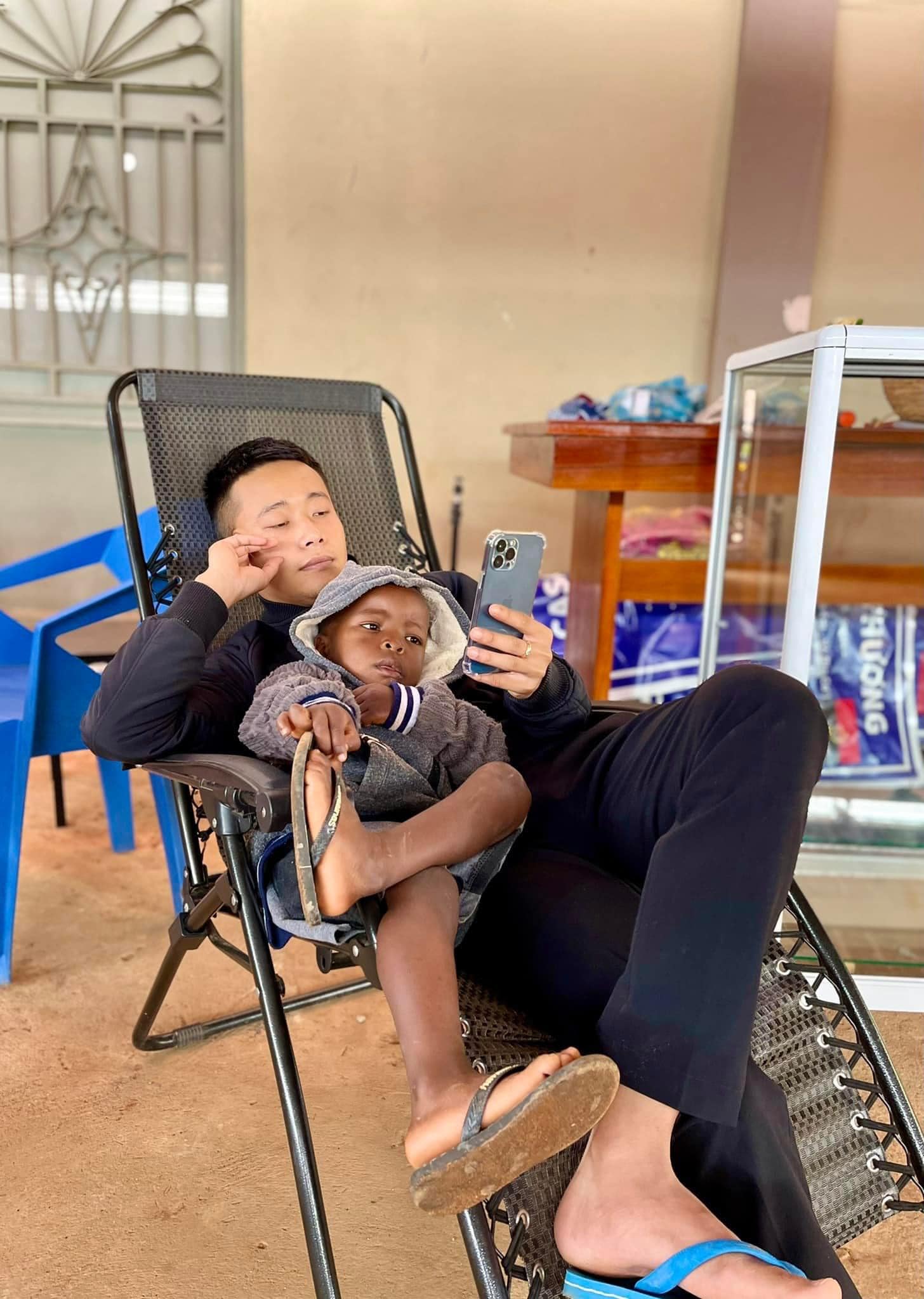 Quang Linh Vlogs chê Lôi Con kém sang, ăn tôm hùm chẳng khác gì đùi gà - Ảnh 1