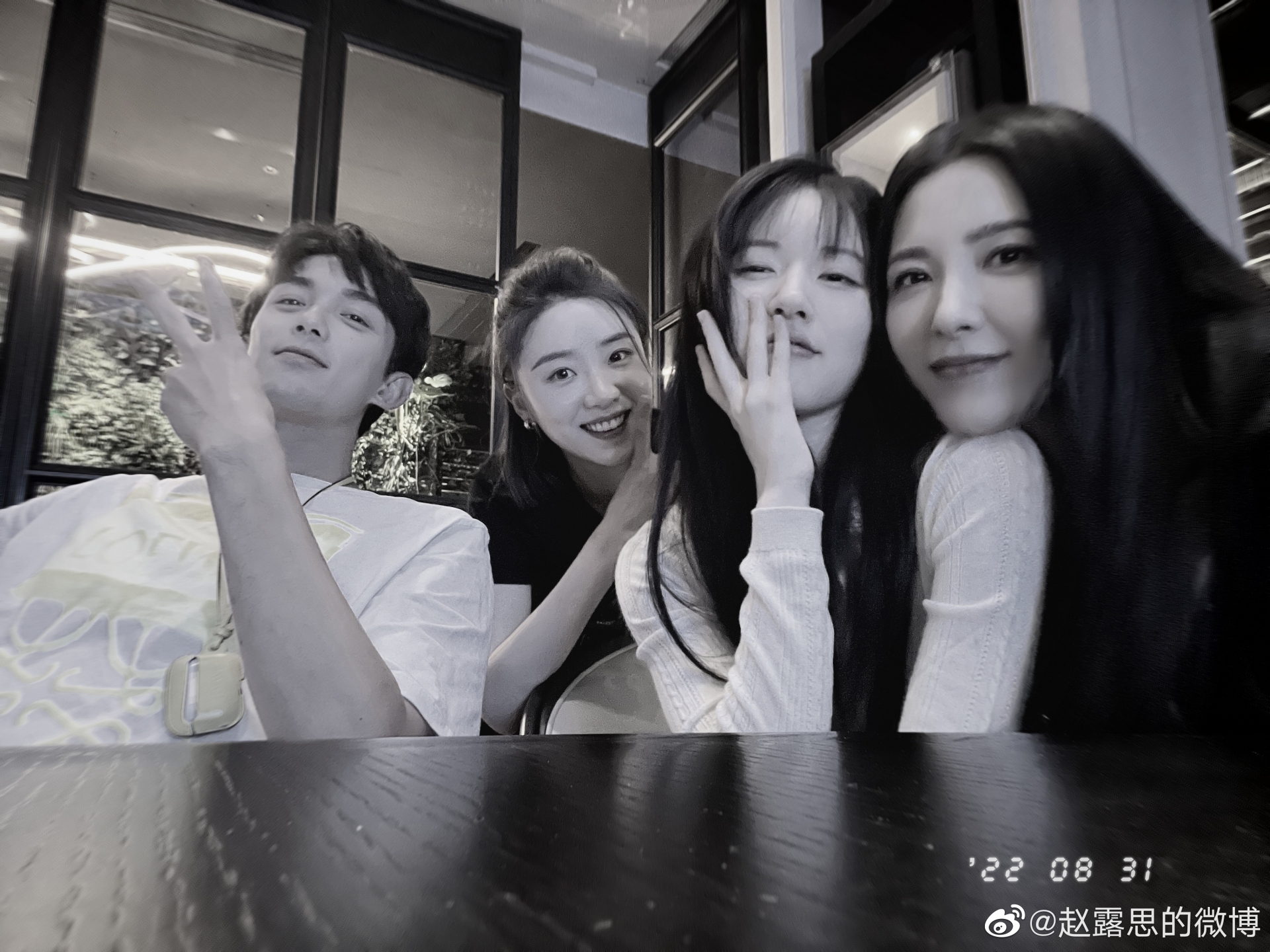 Triệu Lộ Tư vui vẻ khoe ảnh cùng dàn diễn viên tham gia Tinh hán xán lạn - Ảnh 3