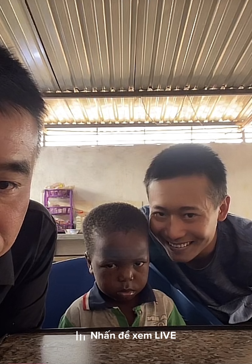 Quang Linh Vlogs tung tuyệt chiêu trị “bệnh ngôi sao” của Lôi con - Ảnh 1