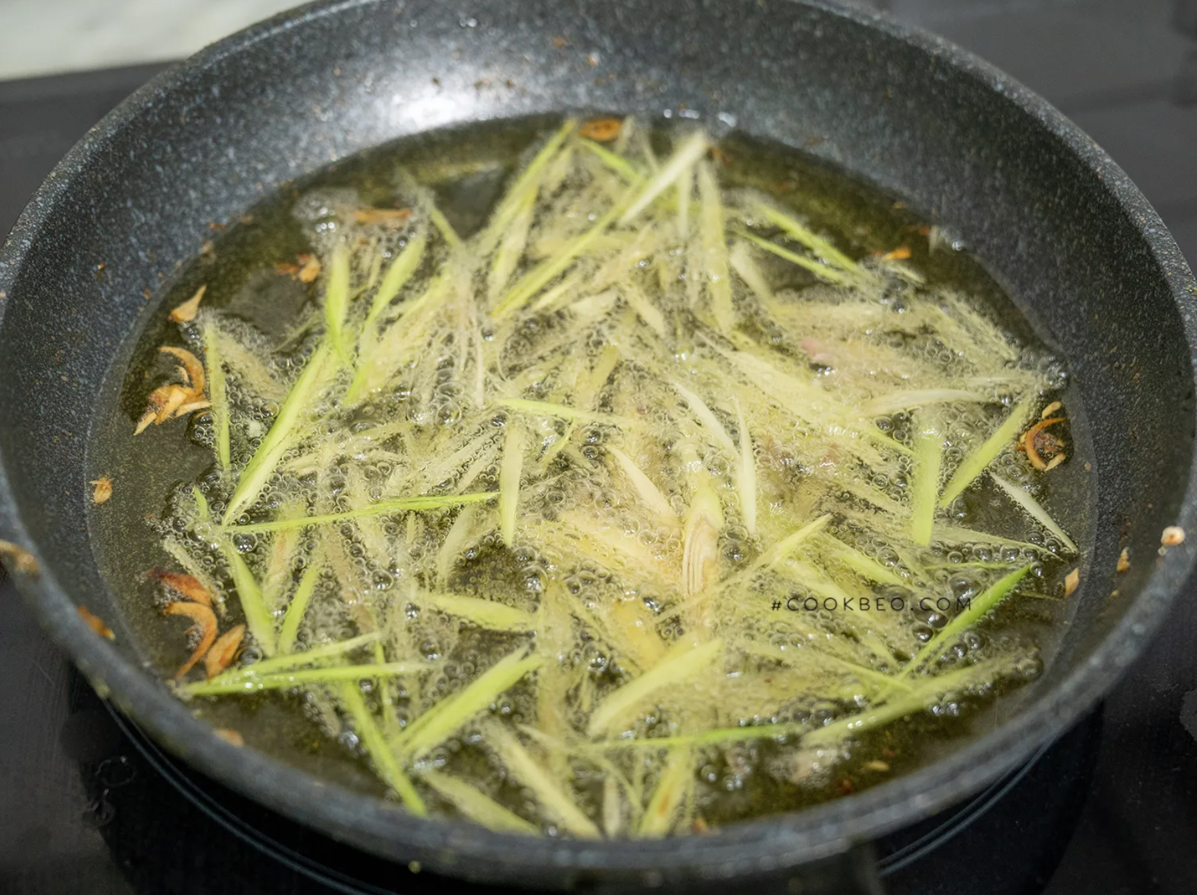 Cách làm sụn gà rang muối đậm đà, nhậu lai rai hay ăn cùng cơm nóng đều hợp - Ảnh 2