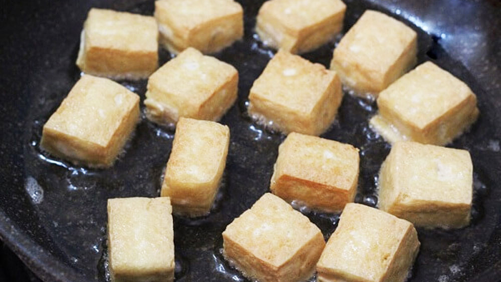 Cách làm đậu phụ rim mặn ngọt, chỉ 15 phút là có ngay món chay bắt cơm trời se lạnh - Ảnh 1