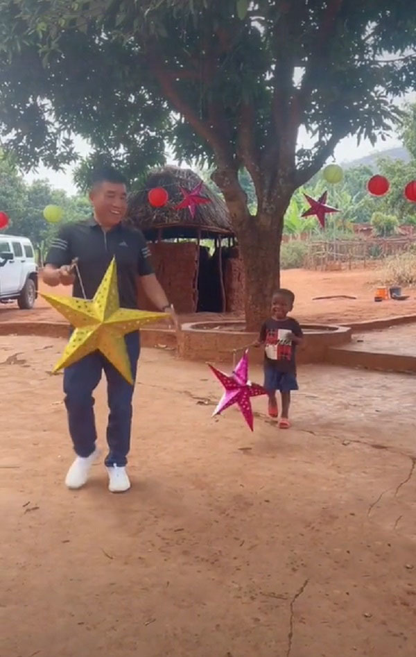 Lôi con hào hứng rước đèn ông sao “siêu to khổng lồ” chơi trung thu Việt Nam - Ảnh 1