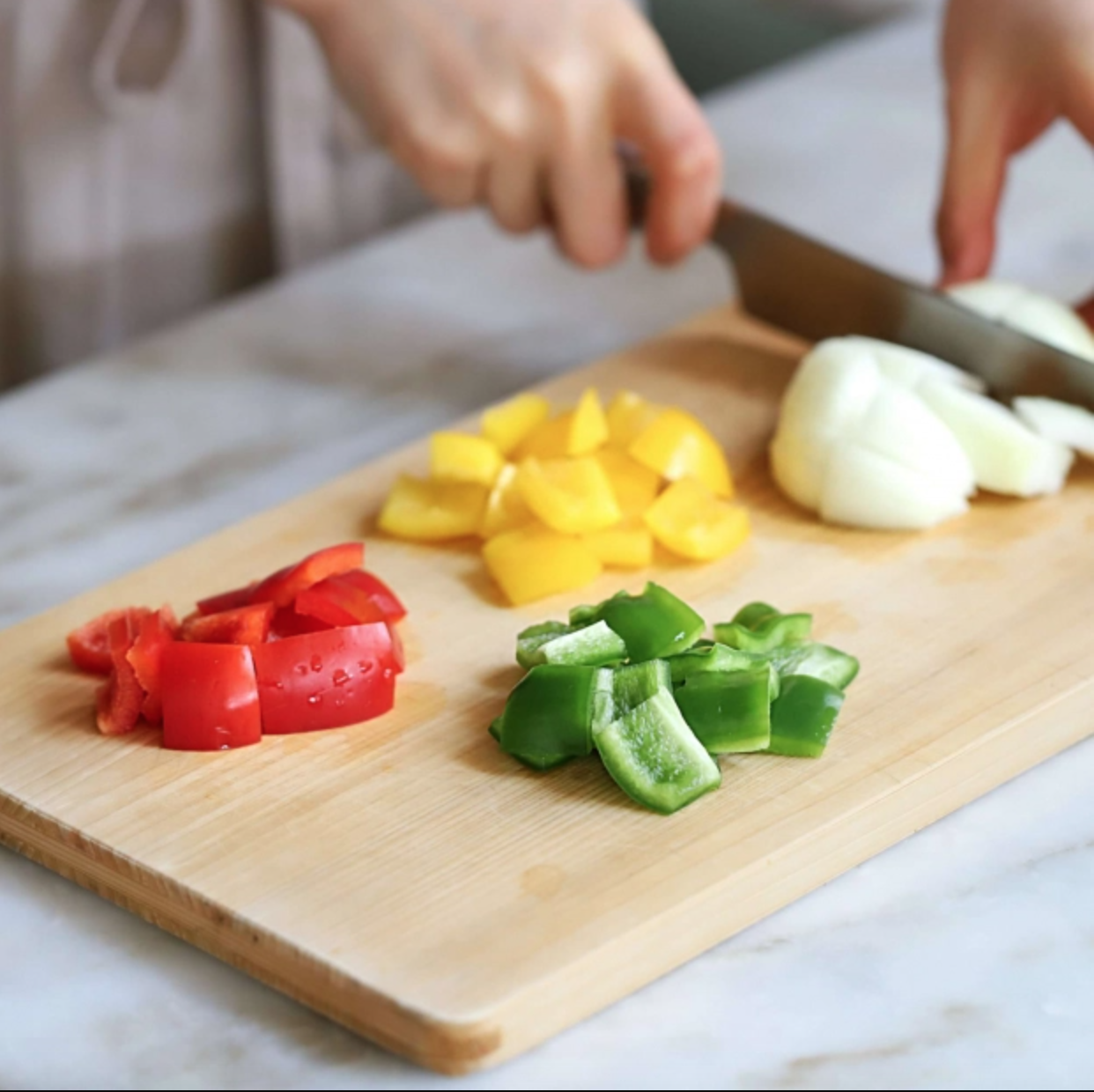 Cách làm xúc xích xào rau củ đậm đà, đẹp mắt và phù hợp với những bữa ăn ngày bận rộn - Ảnh 4