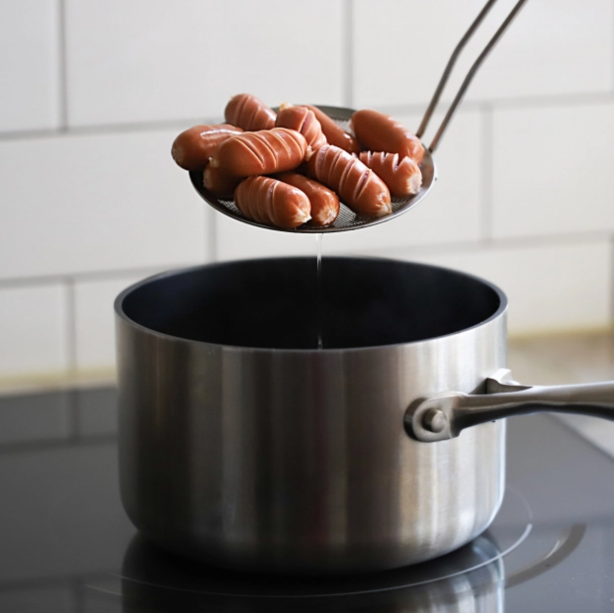 Cách làm xúc xích xào rau củ đậm đà, đẹp mắt và phù hợp với những bữa ăn ngày bận rộn - Ảnh 5