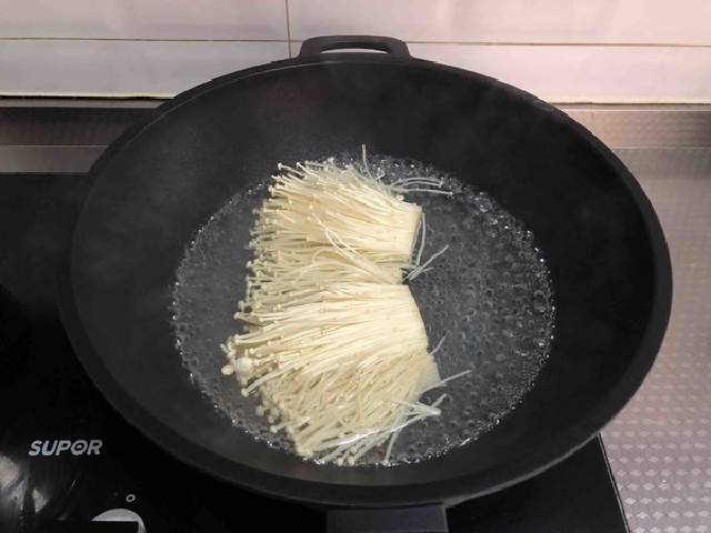 Cách làm nấm kim châm trộn cay đậm đà, giòn ngon, chỉ 15 phút là có món ngon đổi gió - Ảnh 2