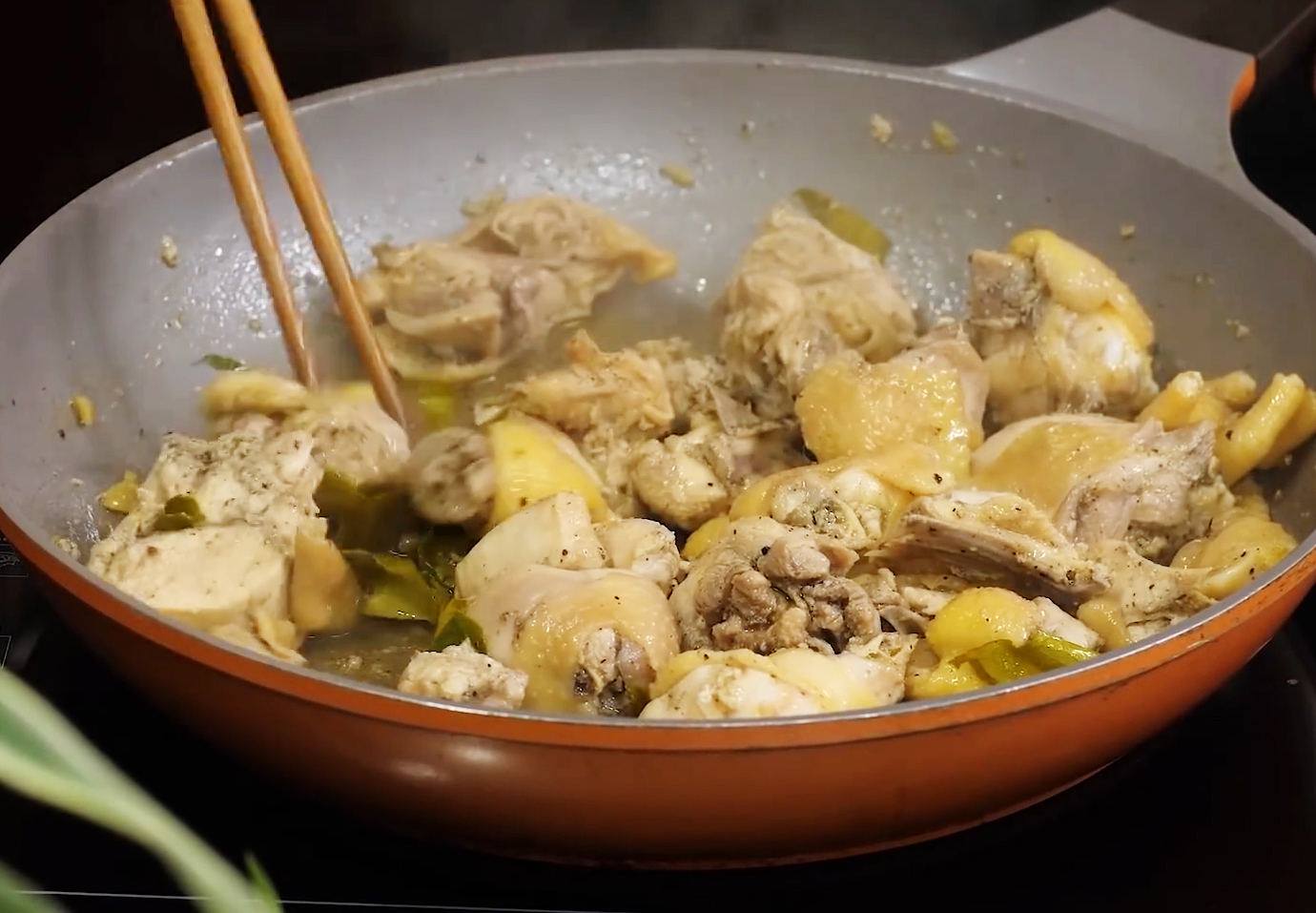 Cách làm gà nấu nấm, chỉ 15 phút là có ngay món canh thơm ngon, bổ dưỡng - Ảnh 2