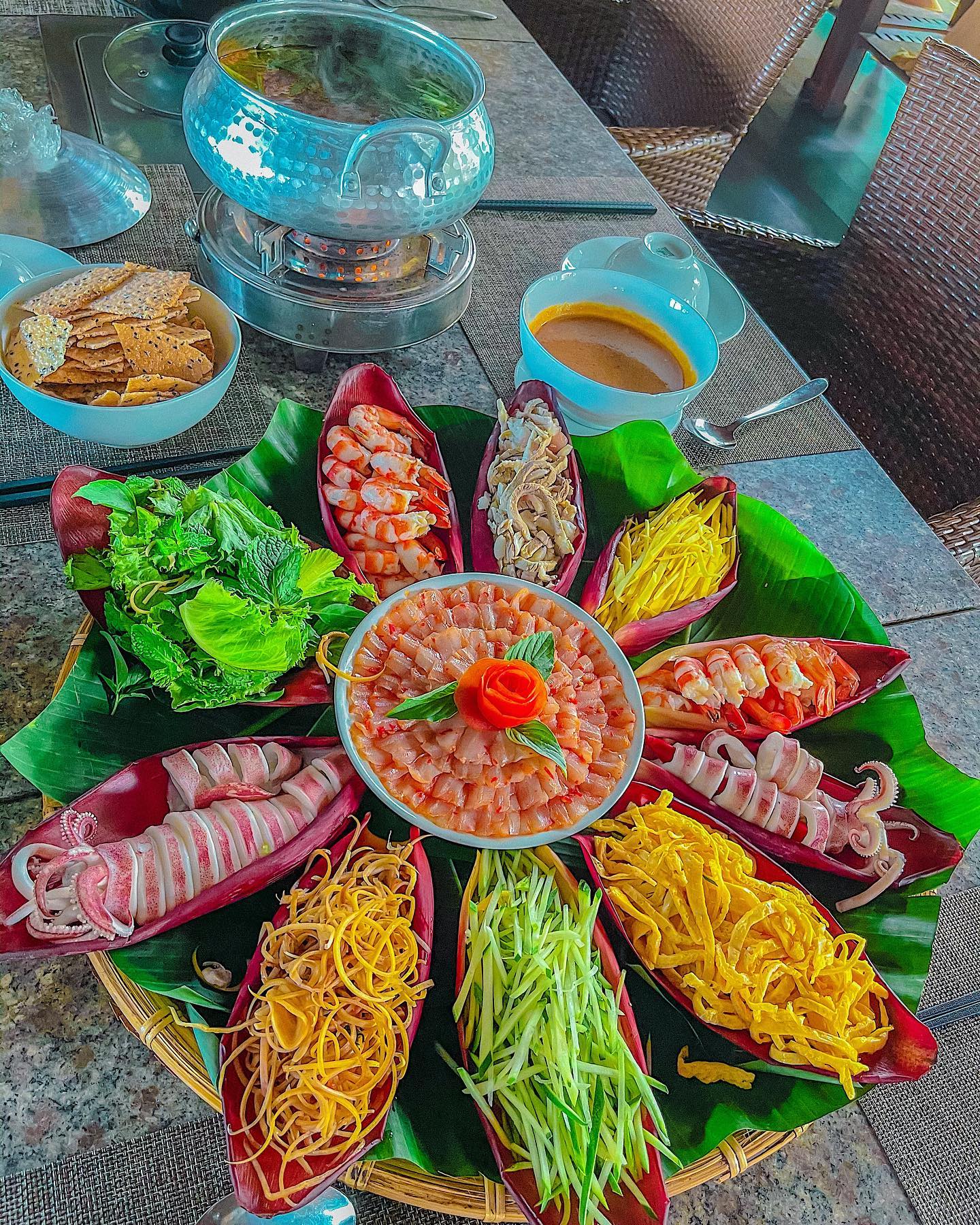 4 món lẩu hấp dẫn cho thời tiết se lạnh, số 2 được bày trí vô cùng tỉ mỉ, khéo léo - Ảnh 1