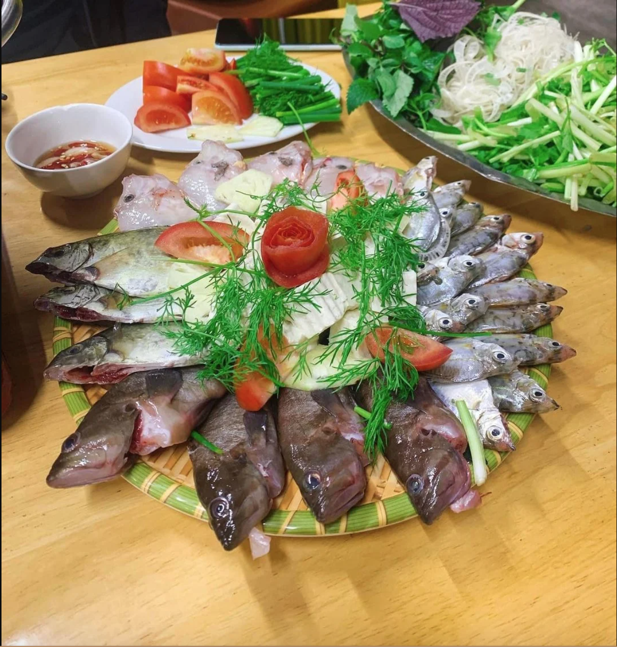 4 món lẩu hấp dẫn cho thời tiết se lạnh, số 2 được bày trí vô cùng tỉ mỉ, khéo léo - Ảnh 1