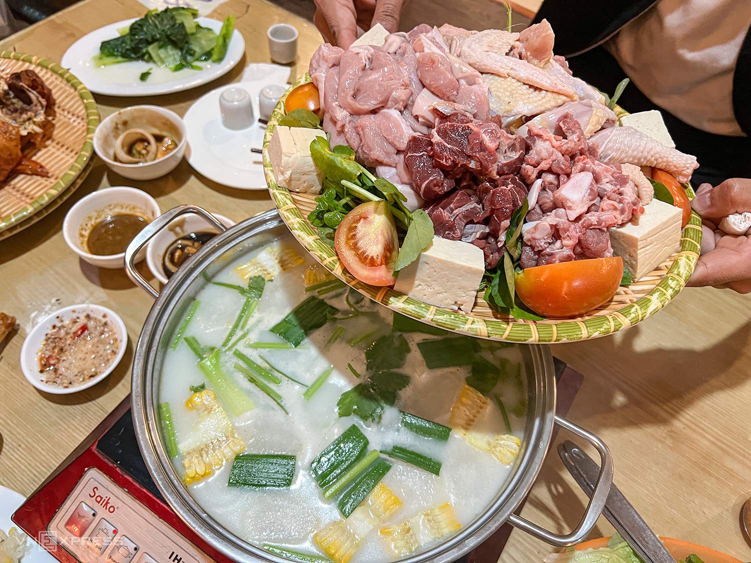 4 món lẩu hấp dẫn cho thời tiết se lạnh, số 2 được bày trí vô cùng tỉ mỉ, khéo léo - Ảnh 1