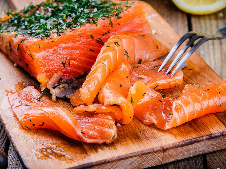 Cách làm salad cá hồi xông khói lạ miệng, bổ dưỡng mà vẫn có thể giảm cân - Ảnh 1