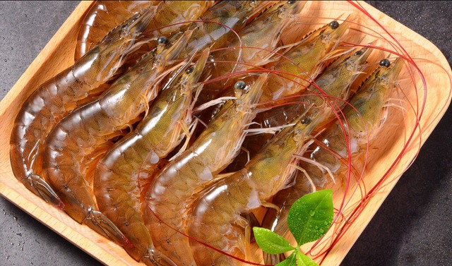 Cách làm tôm hấp bia, chỉ 10 phút là có ngay món ăn ngọt ngon, bổ dưỡng mà không tanh - Ảnh 1