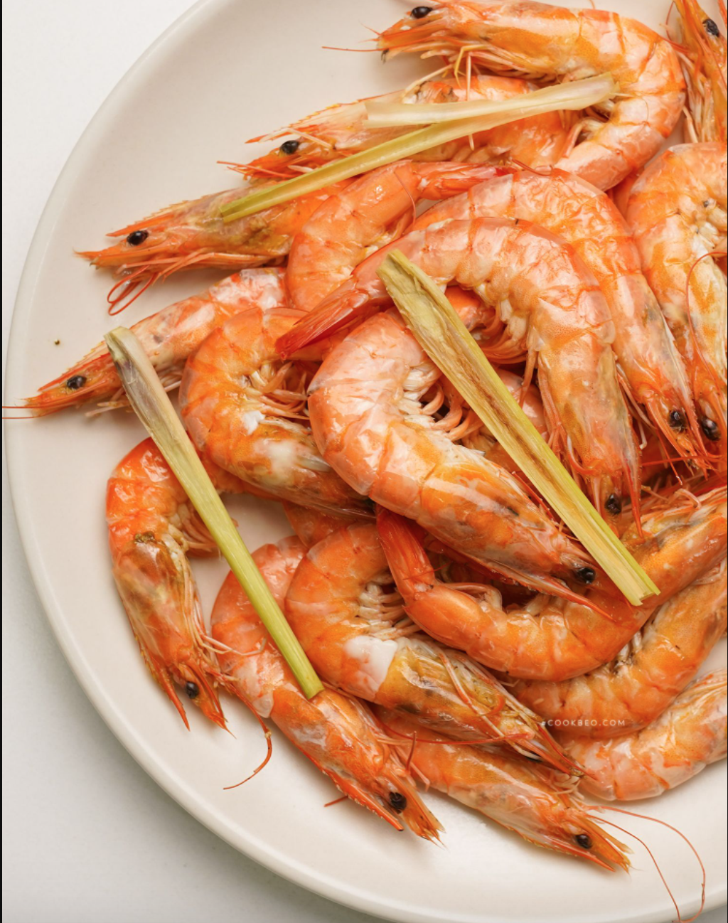 Cách làm tôm hấp bia, chỉ 10 phút là có ngay món ăn ngọt ngon, bổ dưỡng mà không tanh - Ảnh 3