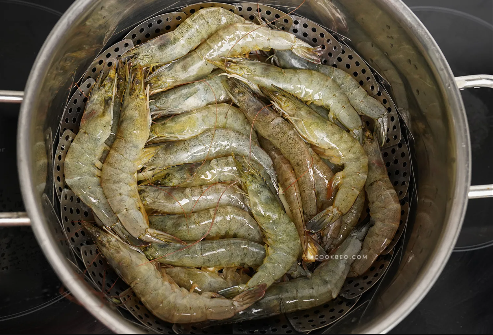 Cách làm tôm hấp bia, chỉ 10 phút là có ngay món ăn ngọt ngon, bổ dưỡng mà không tanh - Ảnh 4