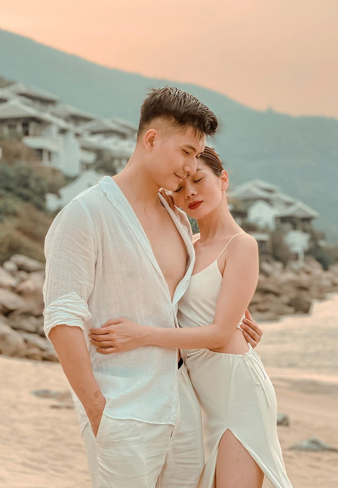 Lệ Quyên khoe dáng nuột nà bên bể bơi vì “công việc ngập đầu không được đi biển” - Ảnh 1