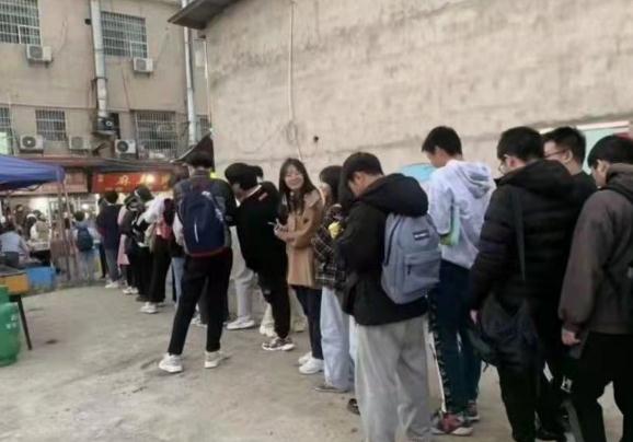 Mua bánh rán ủng hộ cô chủ khó khăn, nhóm sinh viên vờ như không biết hoàn cảnh - Ảnh 1