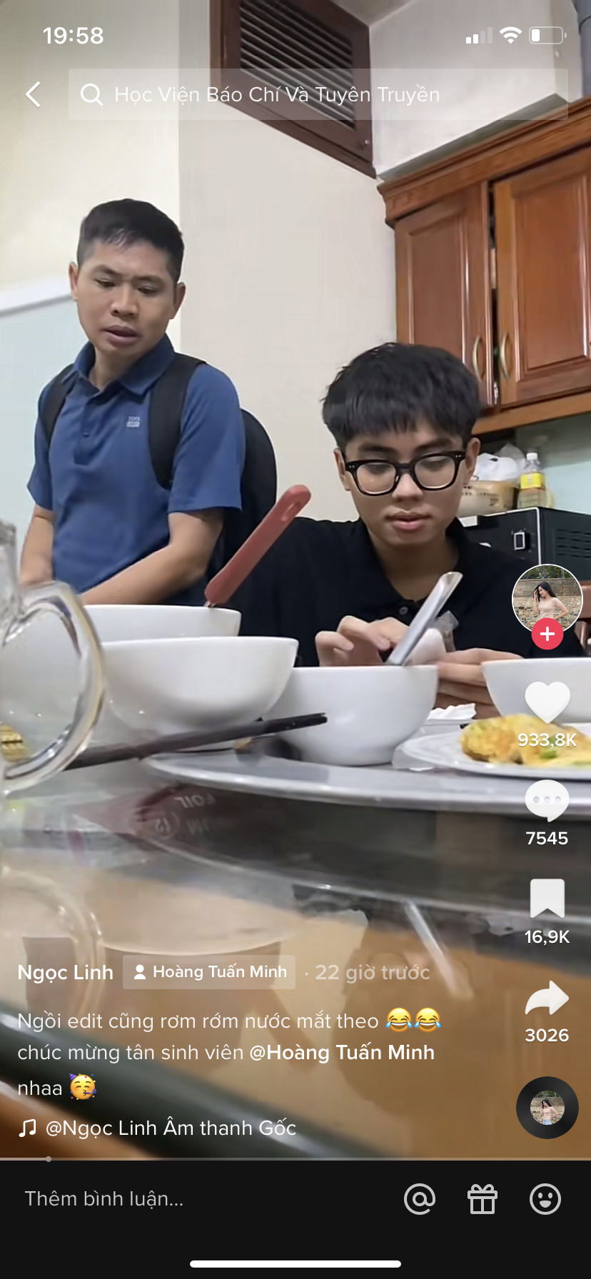 Ông bố rơm rớm nước mắt khi nghe tin con trai báo đỗ đại học, vừa ăn cơm vừa tủm tỉm cười - Ảnh 1