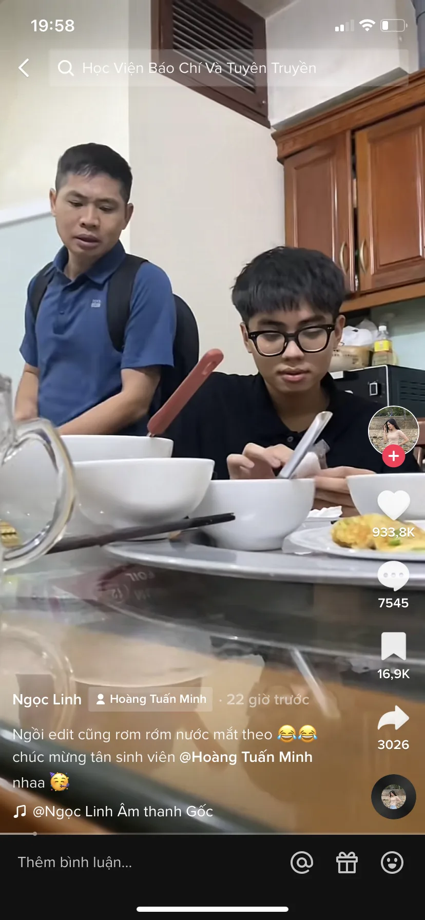 Ông bố rơm rớm nước mắt khi nghe tin con trai báo đỗ đại học, vừa ăn cơm vừa tủm tỉm cười - Ảnh 1