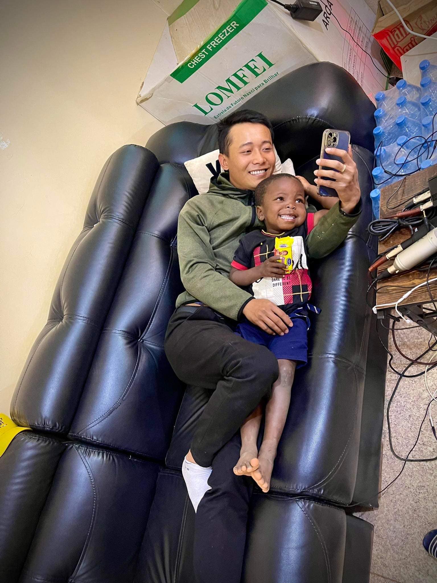Quang Linh Vlogs gây bất ngờ với hành động ấm áp này dành cho cha con Lôi Con - Ảnh 1