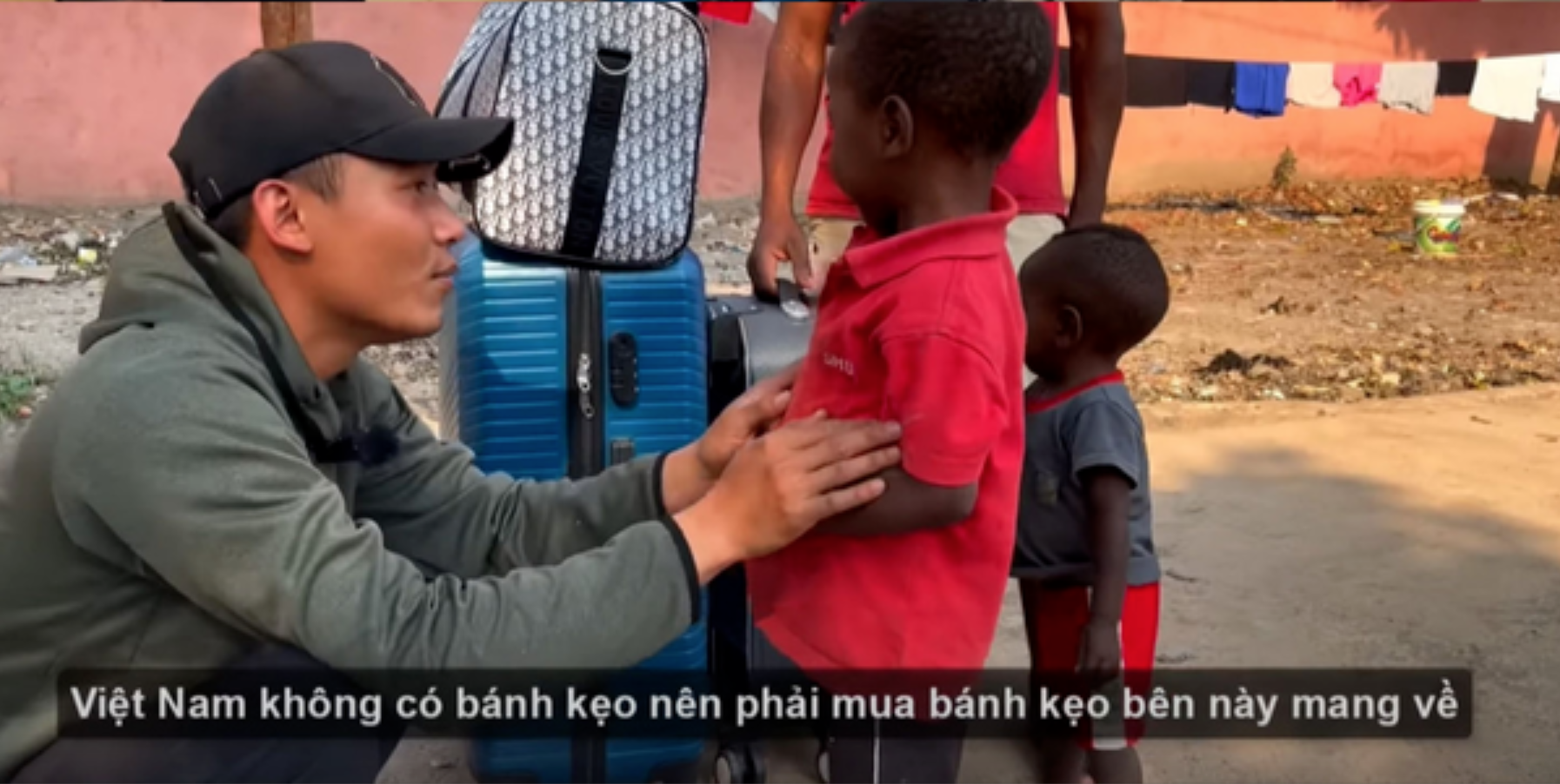 Quang Linh Vlogs gây bất ngờ với hành động ấm áp này dành cho cha con Lôi Con - Ảnh 1