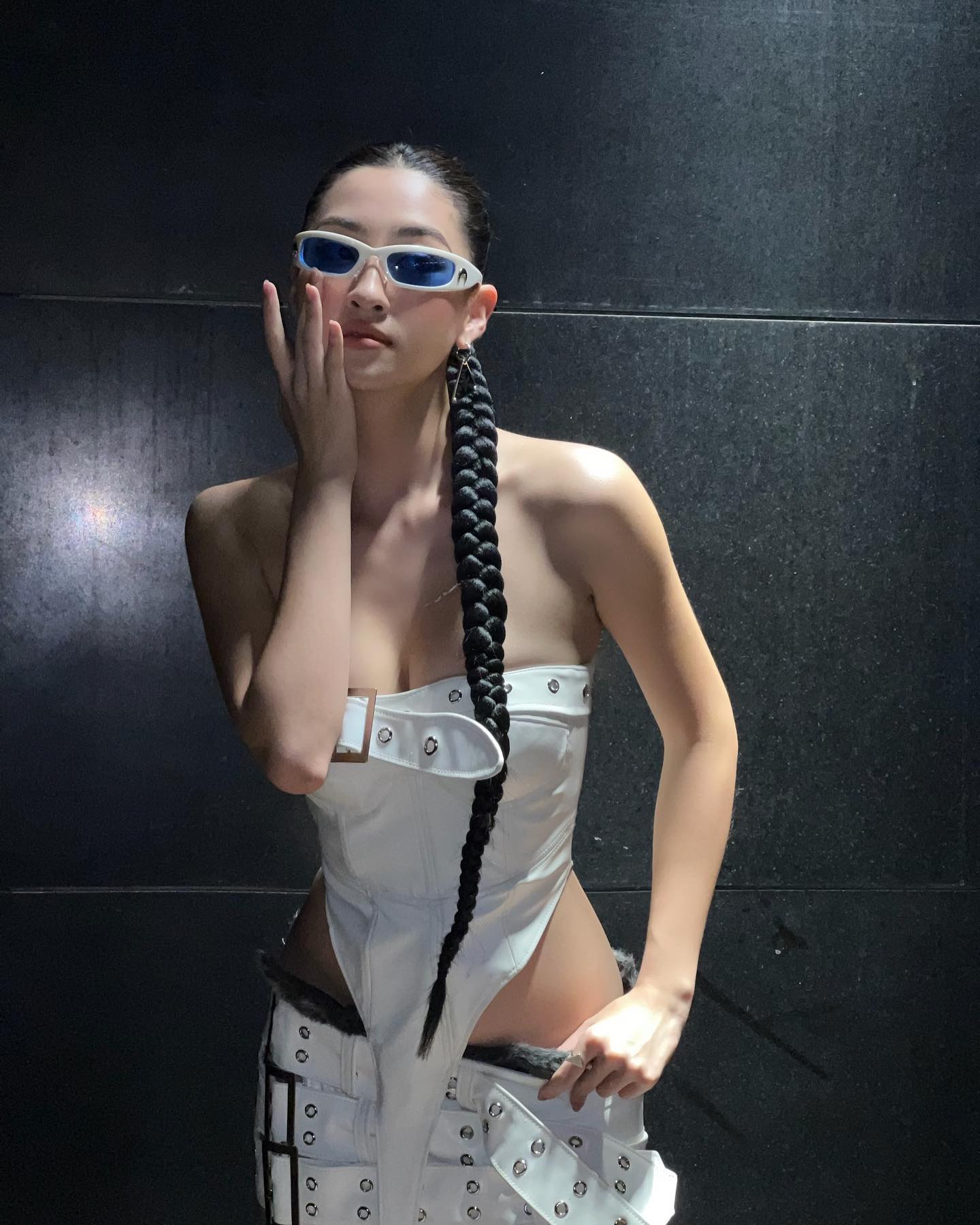 Lương Thuỳ Linh bất ngờ khoe style “quậy ra mặt” sau khi kết thúc nhiệm kỳ Hoa hậu - Ảnh 3