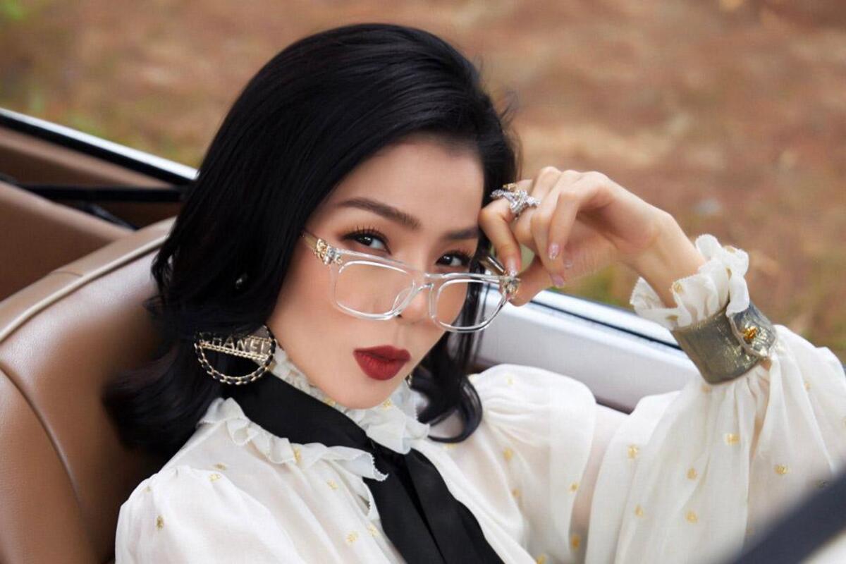 Lệ Quyên tự "bóc" bản thân lười nhưng vài tiếng sau đã "quay xe" khét lẹt