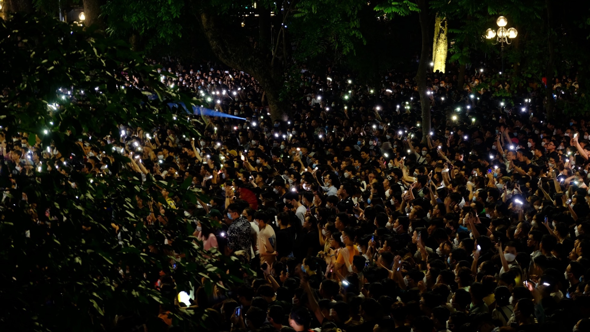 Tuấn Hưng bật khóc trên sân khấu ban công, hứa hẹn tặng quà cho khán giả may mắn ở các show sau - Ảnh 2